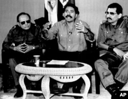 El ministro de Defensa de Nicaragua, Humberto Ortega (der), su hermano, el presidente Daniel Ortega (centro) y el ministro del Interior, Tomás Borges, el 30 de diciembre de 1989. (Foto AP/Ernest Mejia, Archivo)
