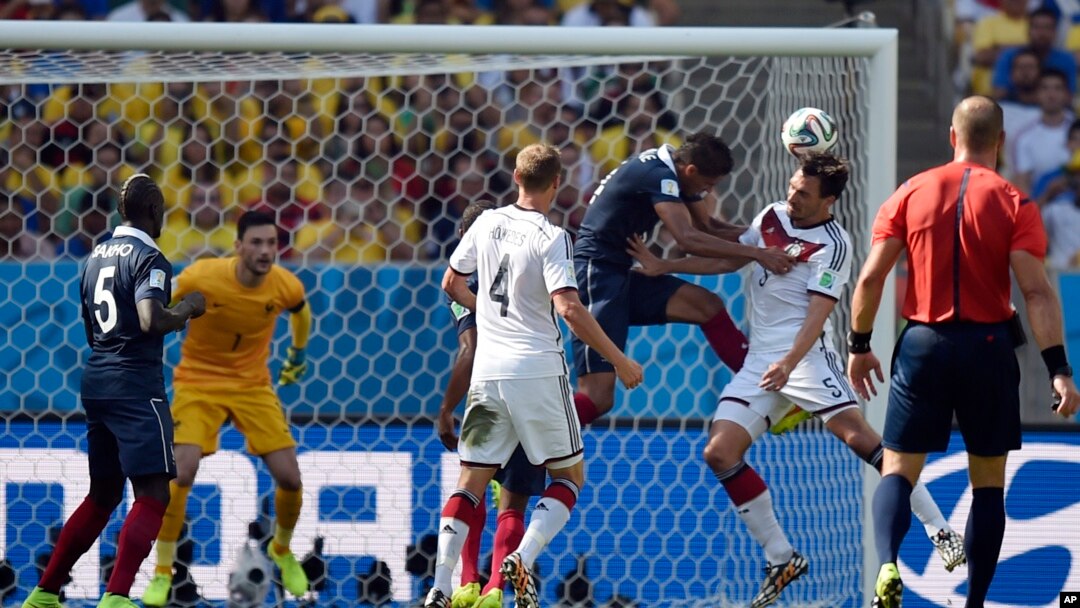 Pemain Jerman Mats Hummels (kedua dari kanan) mencetak gol pembuka dalam babak perempat final Piala Dunia melawan Perancis di Stadion Maracana, Rio de Janeiro, Brazil (4/7/2014).
