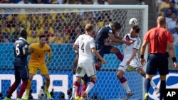 Pemain Jerman Mats Hummels (kedua dari kanan) mencetak gol pembuka dalam babak perempat final Piala Dunia melawan Perancis di Stadion Maracana, Rio de Janeiro, Brazil (4/7/2014). 