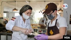 La mayoría de los trabajadores de la pastelería Xocolat and More, son venezolanos, así como su propietaria, quien prefirió no cerrar en medio de la pandemia para evitar el desempleo. [Foto: Karen Sánchez, VOA]