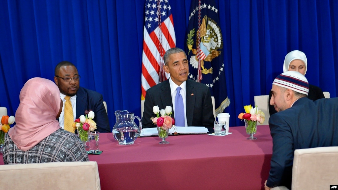 Presiden AS Barack Obama dalam diskusi bersama komunitas Muslim Baltimore di Windsor Mill, Maryland (3/2). (AFP/Mandel Ngan)