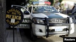 Una patrulla de la policía boliviana custodia la entrada de la sede de la embajada de México en La Paz. La cancillería ha denunciado el acto como un acoso, a lo que el gobierno transitorio de Jeanine Áñez , dice que es por seguridad.