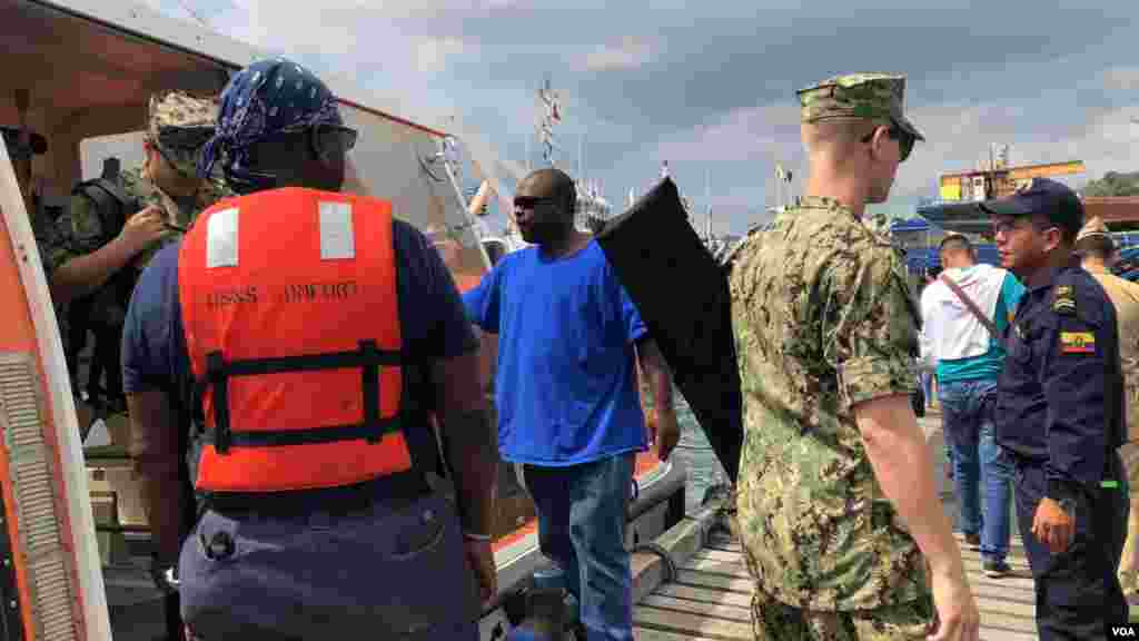 Primer grupo de pacientes que recibieron tratamiento médico gratuito en el USNS Comfort regresa al puerto de Esmeraldas, en Ecuador, primera parada del buque especial enviado por la Armada de Estados Unidos en una misión humanitaria de 11 semanas.