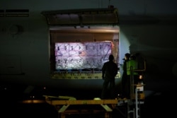 Sejumlah vaksin Janssen COVID-19 Johnson & Johnson tiba di bandara militer di Seongnam, Korea Selatan, Sabtu dini hari, 5 Juni 2021. (Kim Hong-ji via AP)