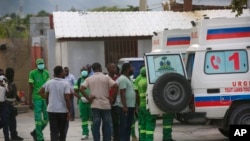 Para petugas medis memperhatikan ambulans yang membawa orang-orang yang cedera akibat ditembak oleh sekelompok bersenjata di Rumah Sakit Umum di Port-au-Prince, Haiti, Selasa, 24 Desember 2024. (Foto: Odelyn Joseph/AP Photo)