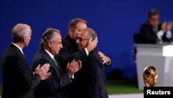 Les officiels célèbrent après l'annonce que la Coupe du Monde de la FIFA 2026 aura lieu aux Etats-Unis, au Mexique et au Canada, lors du 68ème Congrès de la FIFA à Moscou, en Russie, le 13 juin 2018. REUTERS/Sergei Karpukhin