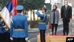 Ministri odbrane Danske i Srbije slušaju intoniranje državnih himni