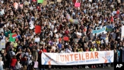 Ribuan orang menghadiri demonstrasi dengan slogan “tak terpisahkan” melawan kebencian dan untuk solidaritas, bukan pengucilan, di Berlin, Jerman, 13 Oktober 2018. Pengunjuk rasa membentangkan poster bertuliskan “tak terpisahkan – solidaritas, bukan pengucilan.” (Foto: AP)