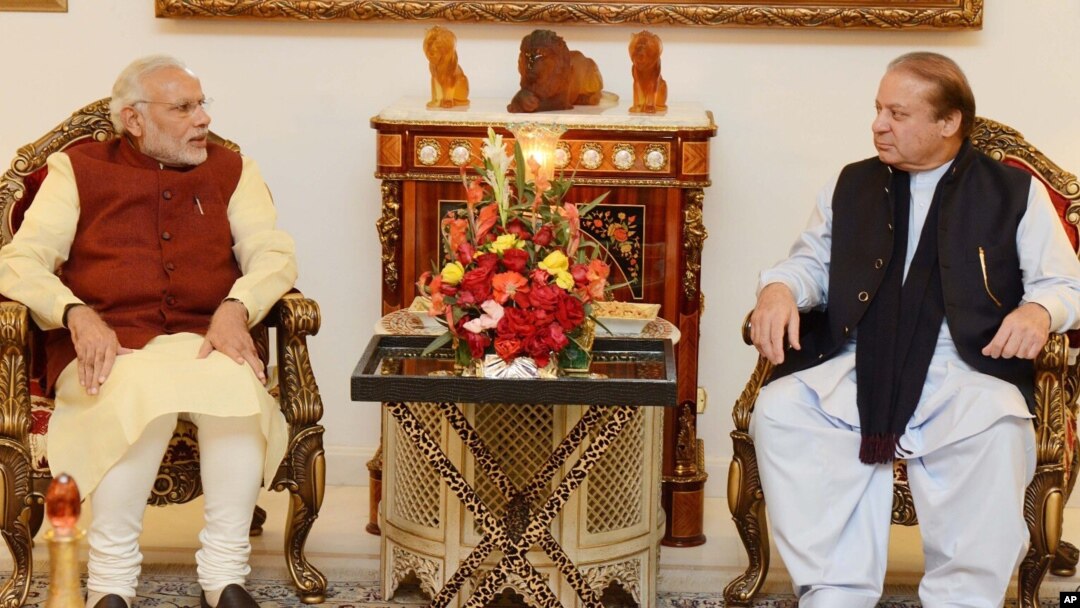 PM India Narendra Modi (kiri) diterima oleh PM Pakistan Nawaz Sharif di Islamabad, hari Jumat (25/12). 