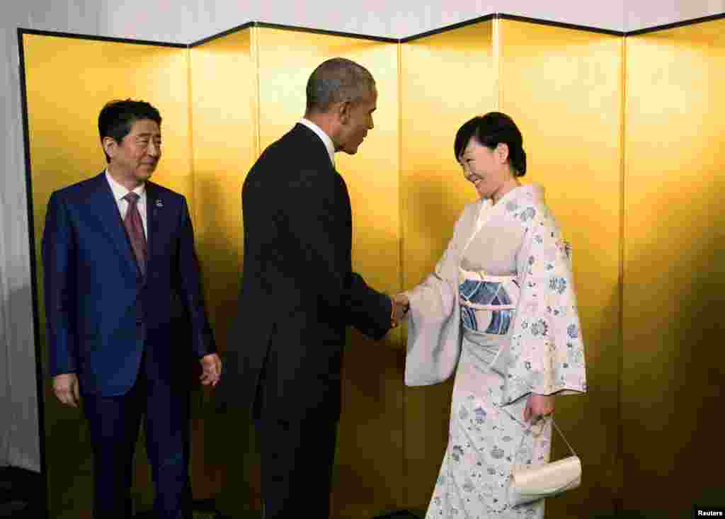 Perdana Menteri Jepang Shinzo Abe dan istrinya, Akie Abe, menyambut Presiden AS Barack Obama sebelum dimulainya resepsi koktil di KTT G-7 di Ise-Shima, Jepang (Reuters/Doug Mills)