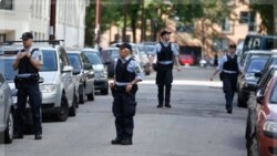 پلیس در کپنهاگ حادثه تیراندزی در برابر مسجد موسسه فرهنگی مسلمانان را بررسی می کند. ۳۰ اوت ۲۰۱۱