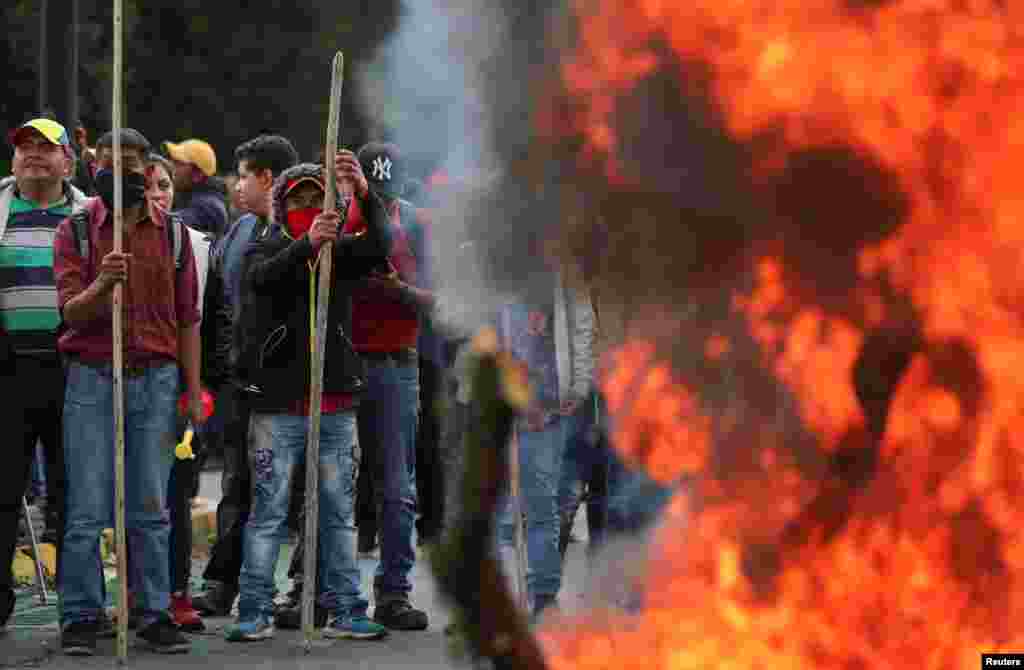 Manifestantes incendiaron una barricada como protesta a las medidas impuestas por el presidente de Ecuador, Lenín Moreno. Quito,octubre 8, 2019. REUTERS/Ivan Alvarado.