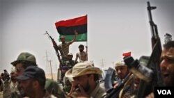 Pasukan pemberontak Libya terus melakukan gempuran atas posisi pasukan pro-Gaddafi di Brega (20/7).