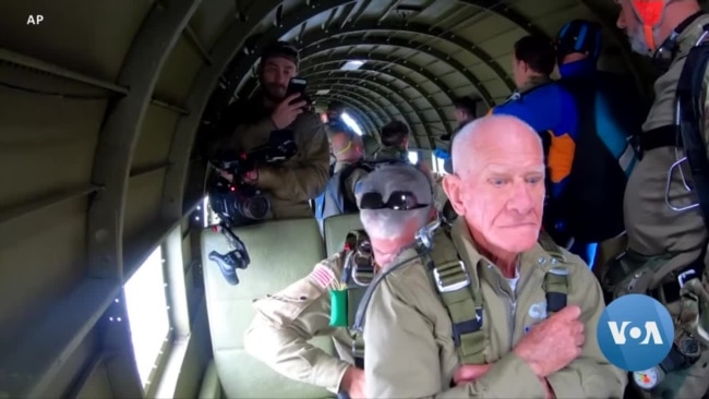 97岁老兵在诺曼底登陆纪念仪式开始时在诺曼底上空跳伞