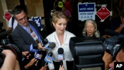 La candidata a la gobernación de Nueva York, Cynthia Nixon, habla con la prensa afuera de un centro electoral después de haber votado. 