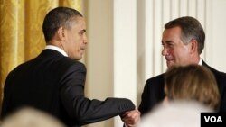 Presiden Barack Obama menyalami Ketua DPR AS John Boehner.