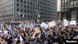 Mbështetës pro Izraelit protestojnë në Manhattan, në qytetin e Nju Jorkut.
