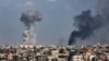 Esta fotografía tomada el 15 de enero de 2024 desde Rafah muestra humo ondeando sobre Khan Yunis en el sur de la Franja de Gaza durante el bombardeo israelí, en medio de las batallas en curso entre Israel y el grupo militante palestino Hamas.