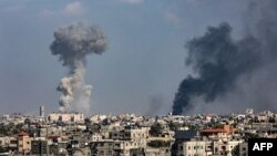 Esta fotografía tomada el 15 de enero de 2024 desde Rafah muestra humo ondeando sobre Khan Yunis en el sur de la Franja de Gaza durante el bombardeo israelí, en medio de las batallas en curso entre Israel y el grupo militante palestino Hamas.