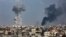 15일 가자지구 남부에서 이스라엘의 공습으로 연기가 피어오르고 있다.
