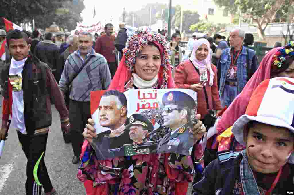 Participant hold picture of General Abdel Fateh el Sissi, (Hamada Elrasam for VOA).