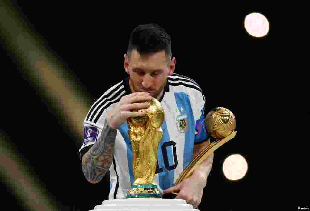 Messi beija troféu do Mundial de Futebol