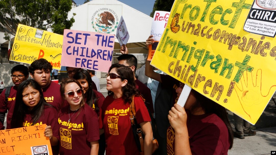 Para aktivis di kota Los Angeles, AS menuntut pemerintah Meksiko menerapkan aturan lebih ketat terhadap imigran anak-anak, setelah gelombang imigran gelap anak-anak masuk AS lewat perbatasan Meksiko awal tahun ini (foto: Juli 2014).