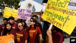 Para aktivis di kota Los Angeles, AS menuntut pemerintah Meksiko menerapkan aturan lebih ketat terhadap imigran anak-anak, setelah gelombang imigran gelap anak-anak masuk AS lewat perbatasan Meksiko awal tahun ini (foto: Juli 2014).