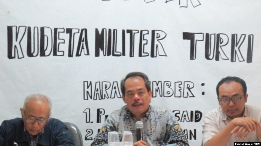 Diskusi tentang Kudeta di Turki. Pengamat militer dari Universitas Pertahanan, Salim Said (kiri), moderator (tengah), pengamatan militer Turki, Alfan Alfian (kanan) (foto: VOA/Fathiyah Wardah)