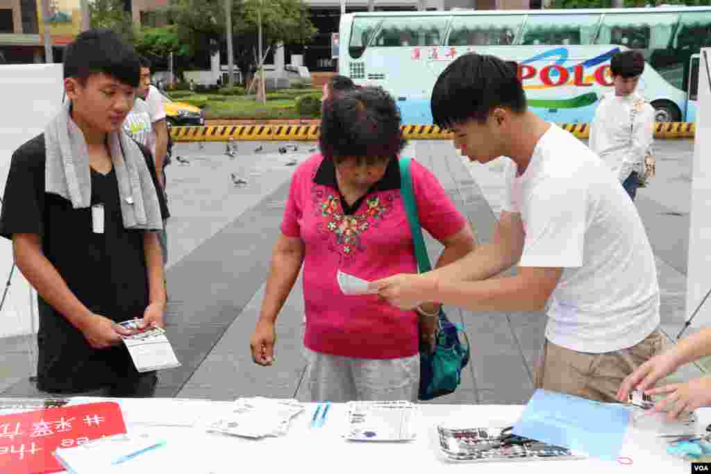 台湾发起“一人一明信片”呼吁释放中国维权律师（美国之音杨明拍摄）