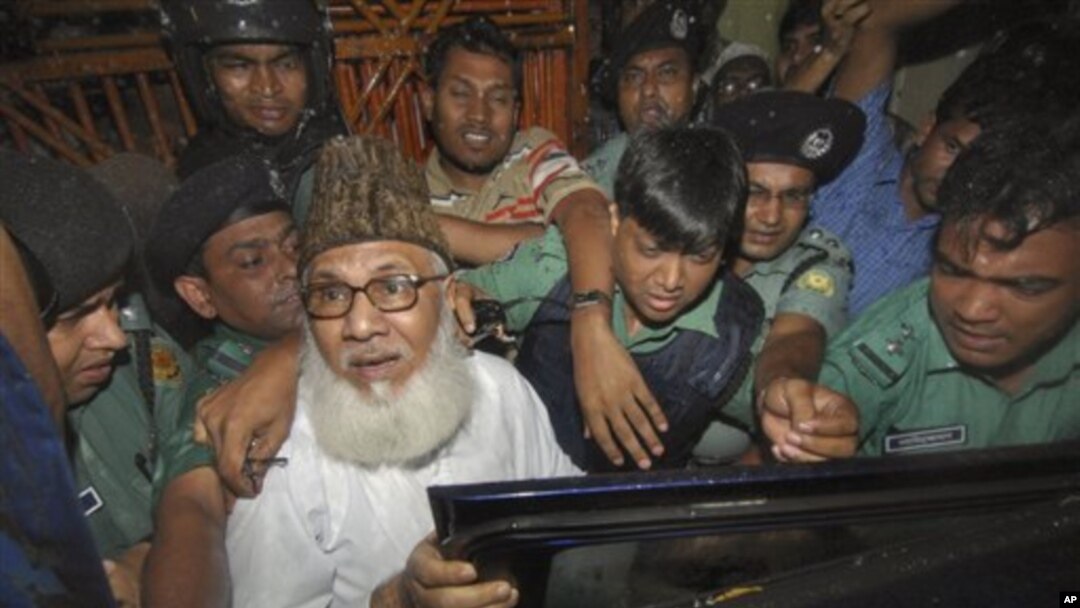 Matiur Rahman Nizami, pemimpin partai Islamis Jamaat-e-Islami Bangladesh (baju putih) dikenai tuduhan kejahatan perang (foto: dok).