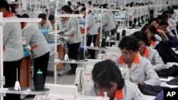 개성공단에서 일하는 북한 근로자들.(자료사진)