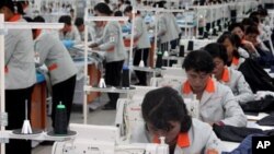 개성공단 내 한국 기업에서 일하는 북한 근로자들 (자료사진)