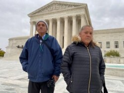 미 연방대법원 앞에 선 에르난데스의 부모 (자료사진)
