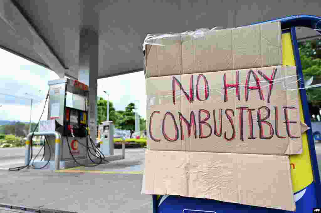 Debido a la escasez de combustible en Cali, Colombia, el 4 de mayo de 2021, luego de los enfrentamientos entre manifestantes y polic&#237;as, algunas gasolineras tuvieron que cerrar.