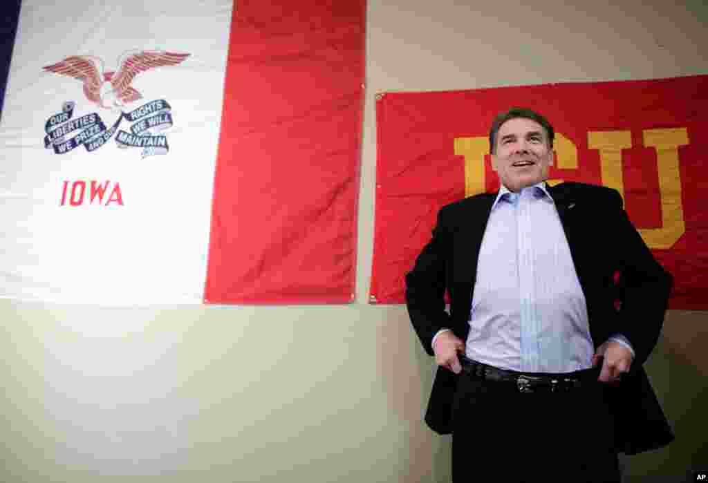 Candidate Rick Perry waits to campaign at The Sports Page restaurant in Indianola, Iowa, December 28, 2011. (Reuters)