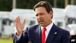 ARCHIVO - El gobernador de Florida Ron DeSantis durante una conferencia de prensa, el miércoles 25 de septiembre de 2024, en las oficinas de Tampa Electric Company, en Tampa, Florida. (AP Foto/Chris O'Meara, Archivo).