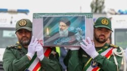 Pasukan penjaga kehormatan membawa peti mati mendiang presiden Ebrahim Raisi saat prosesi pemakaman mendiang presiden tersebut dan tujuh orang lainnya yang tewas dalam kecelakaan helikopter, di Tabriz, ibu kota Azerbaijan, Timur Iran, 21 Mei 2024. (Kepresidenan Iran / AFP)