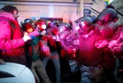 21일 러시아 상트페테르부르크에서 야권 지도 알렉세이 나빌니의 석방을 촉구하는 시위대가 경찰과 충돌했다.