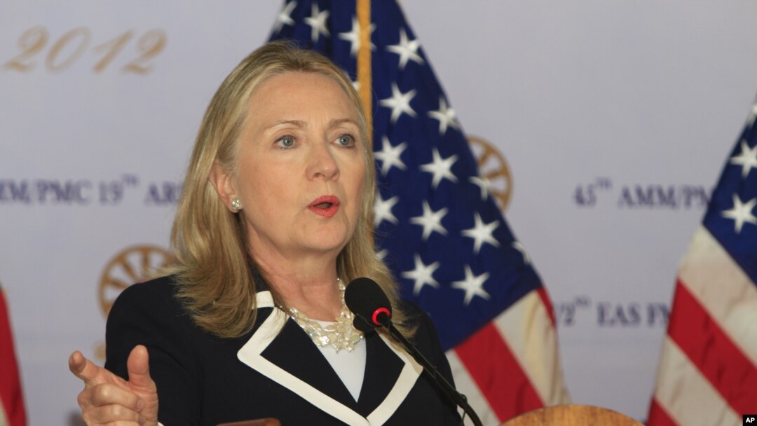 Ngoại trưởng Clinton nói chuyện tại một cuộc họp báo ở Phnom Penh hôm 12/7/12