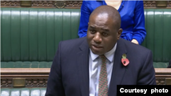 英國外相林德偉（David Lammy，又譯拉米）2024年10月28日在英國國會上回答議員質詢。（照片來源：英國國會）