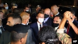 Президент Макрон общается с демонстрантами в Бейруте