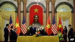 Presiden AS Donald Trump berpartisipasi dalam acara penandatanganan perjanjian perdagangan dengan Presiden Vietnam Nguyen Phu Trong di Istana Kepresidenan, Rabu, 27 Februari 2018.