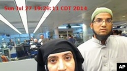 Tashfeen Malik et Syed Farook, à l'aéroport as O'Hare International, Chicago. Photo de la police de l'air américaine datant du 27 juillet 2014. 