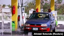 Un pompiste remplit une voiture d'essence dans le quartier central des affaires d'Abuja, au Nigeria, le 1er avril 2020. 