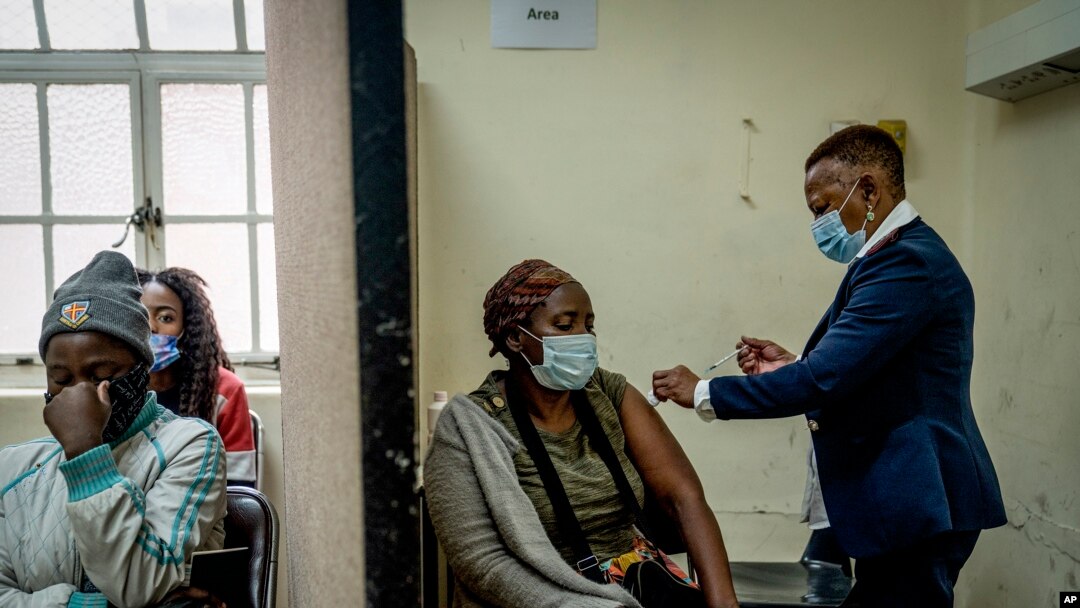 Una mujer se vacuna contra e COVID-19 en la Clínica Hillbrow en Johannesburgo, Sudáfrica, el lunes 6 de diciembre de 2021. 