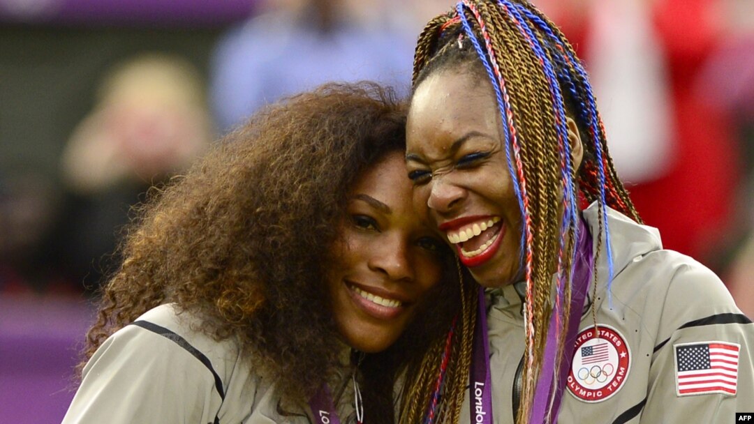 Serena Williams (kiri) dan kakaknya, Venus Williams saat menerima medali emas ganda putri pada Olimpiade di London tahun 2012 (foto: dok).