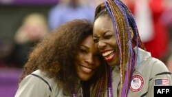 Serena Williams (kiri) dan kakaknya, Venus Williams saat menerima medali emas ganda putri pada Olimpiade di London tahun 2012 (foto: dok).