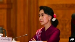 Pemimpin oposisi Myanmar Aung San Suu Kyi saat menghadiri pertemuan di Istana Kepresidenan Myanmar, di Naypyitaw, Myanmar, 10 April 2015 (AP Photo/Khin Maung Win)