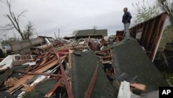 En la mañana de este domingo Gary Gladwin mira lo que ha quedado de su casa, en Thurman, Iowa.